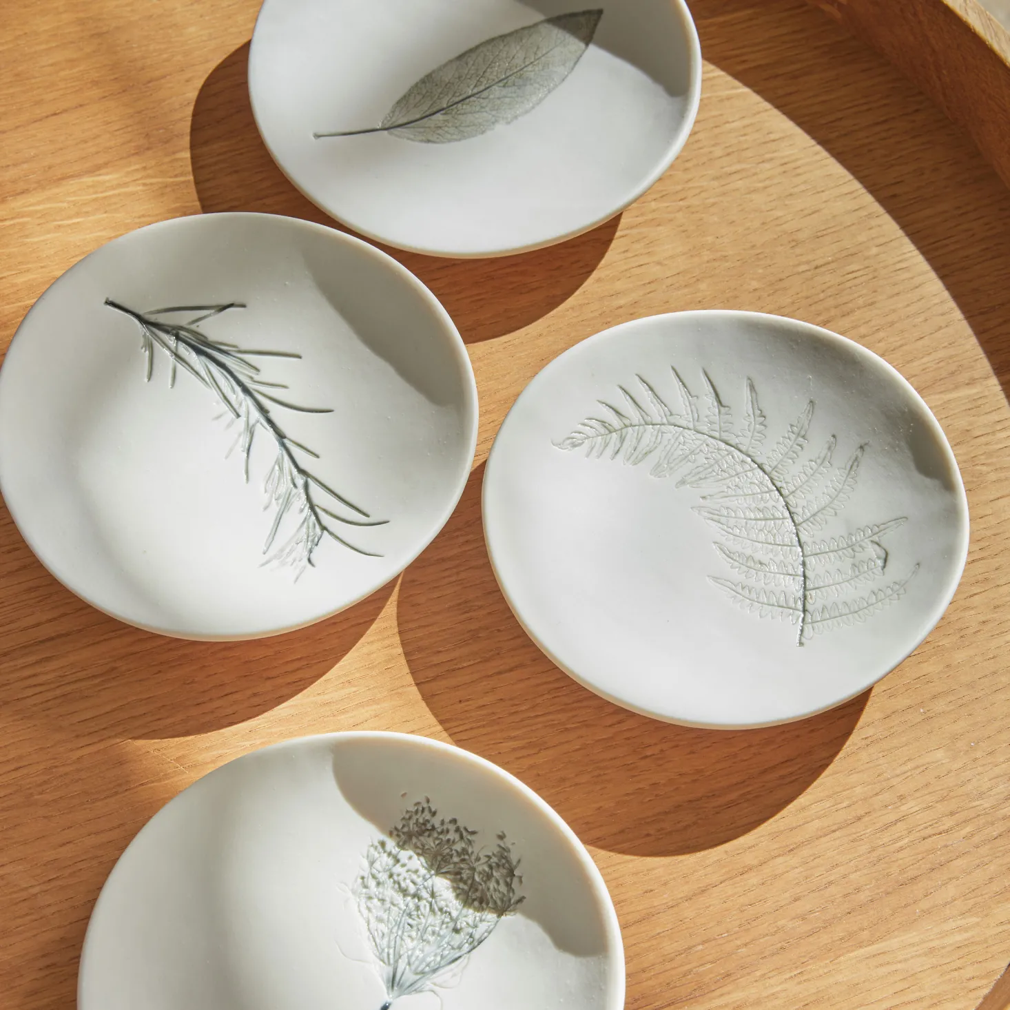 Teller mit Rosmarinabdruck