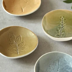 Teller mit Stechpalmenblattdrucklorbeergrün glasiert, ø 12 cm