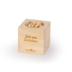Zirbenwürfel "Zeit zum Durchatmen" mit Zirbenflocken7 x 7 x 7 cm